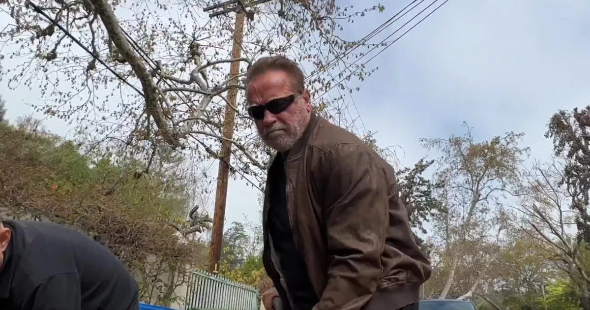 arnold-schwarzenegger-repara-el-mismo-el-asfalto-de-una-calle-de-los-angeles