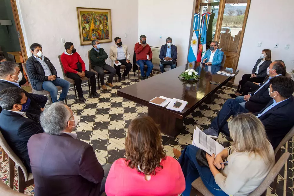 Raúl recibió a intendentes y senadores del Oeste para definir obras